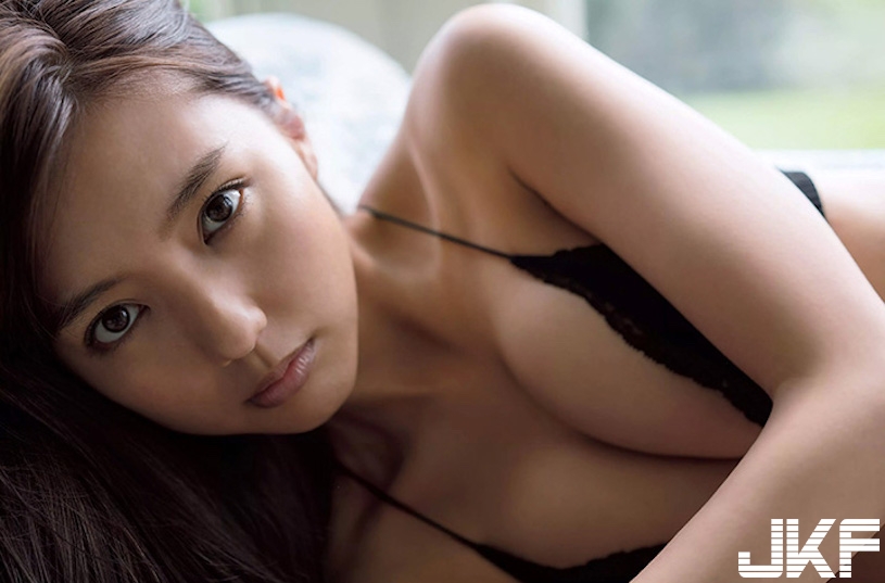 滴出水啦！出道十年回歸寫真「賣性感」！「白嫩美體」挑戰至今最大露出！