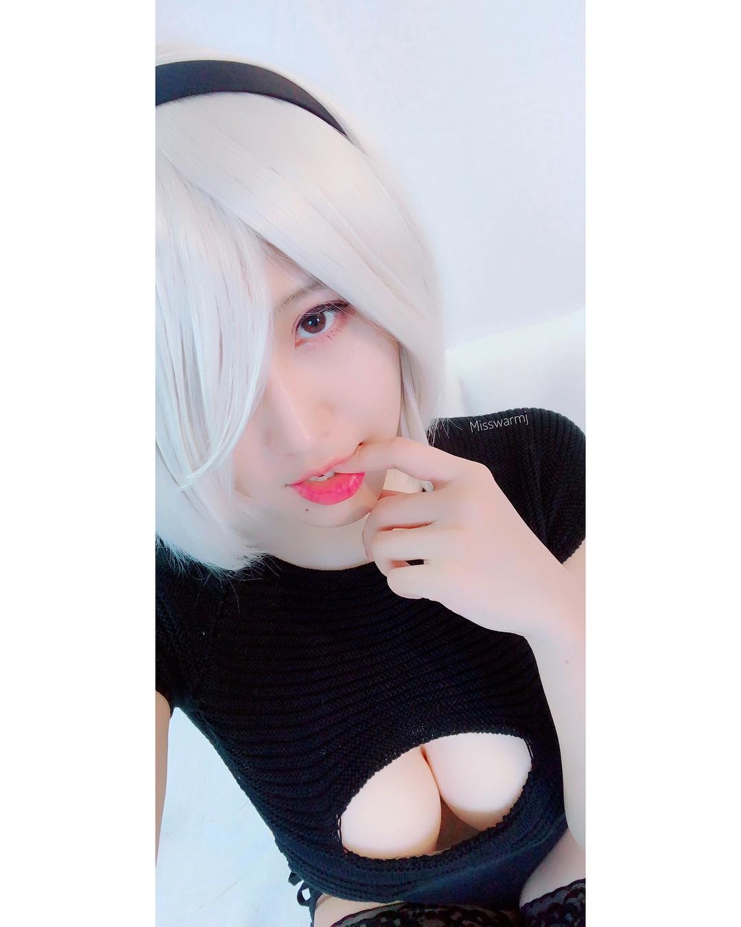 「美臀正妹」超色氣Cosplay！誘人表情加上羞恥露出，把二次元的「工口幻想」化為現實！