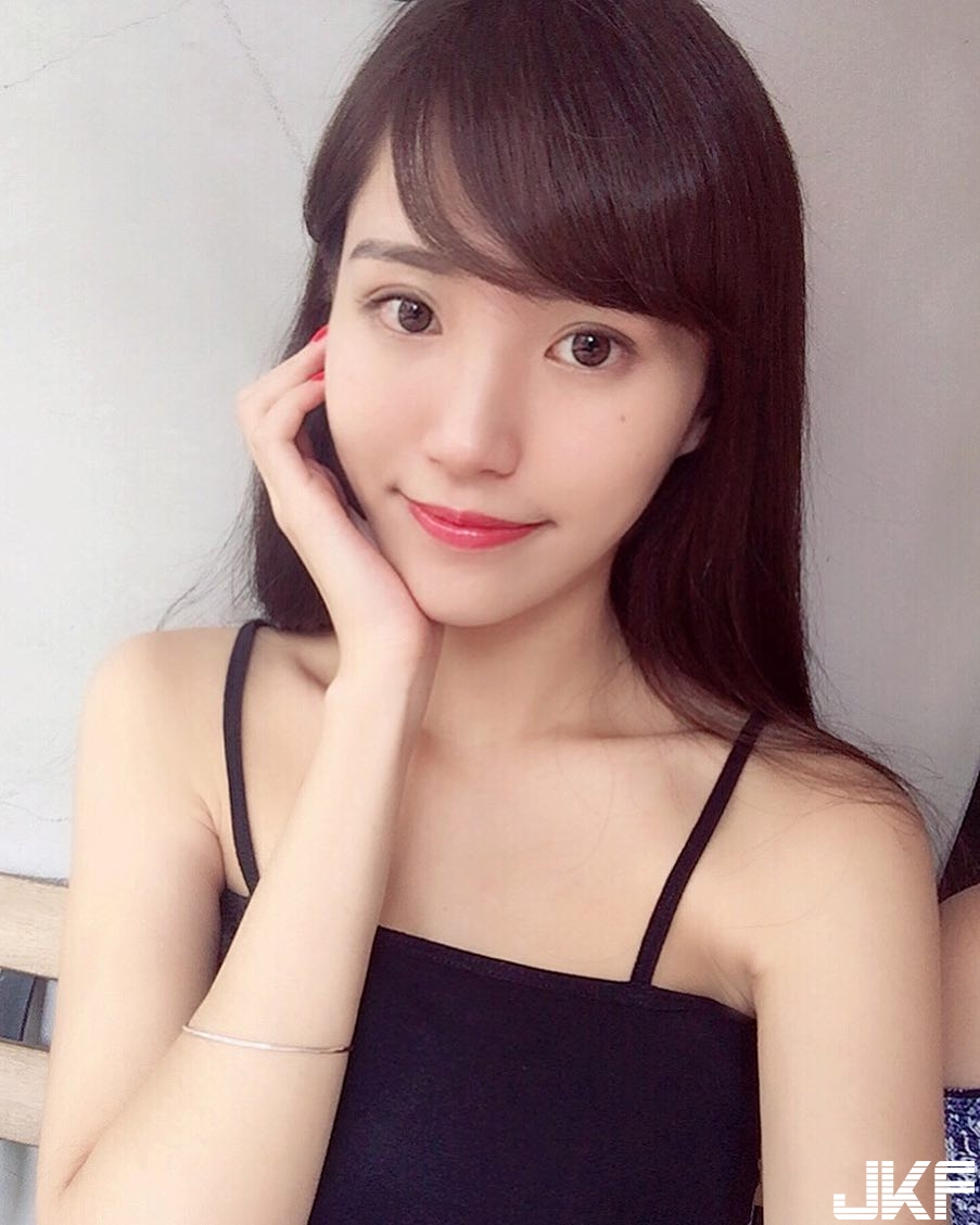 「長腿鄰家女孩」身材超亮眼！大露「白嫩長腿」都快看到神祕褲褲了！