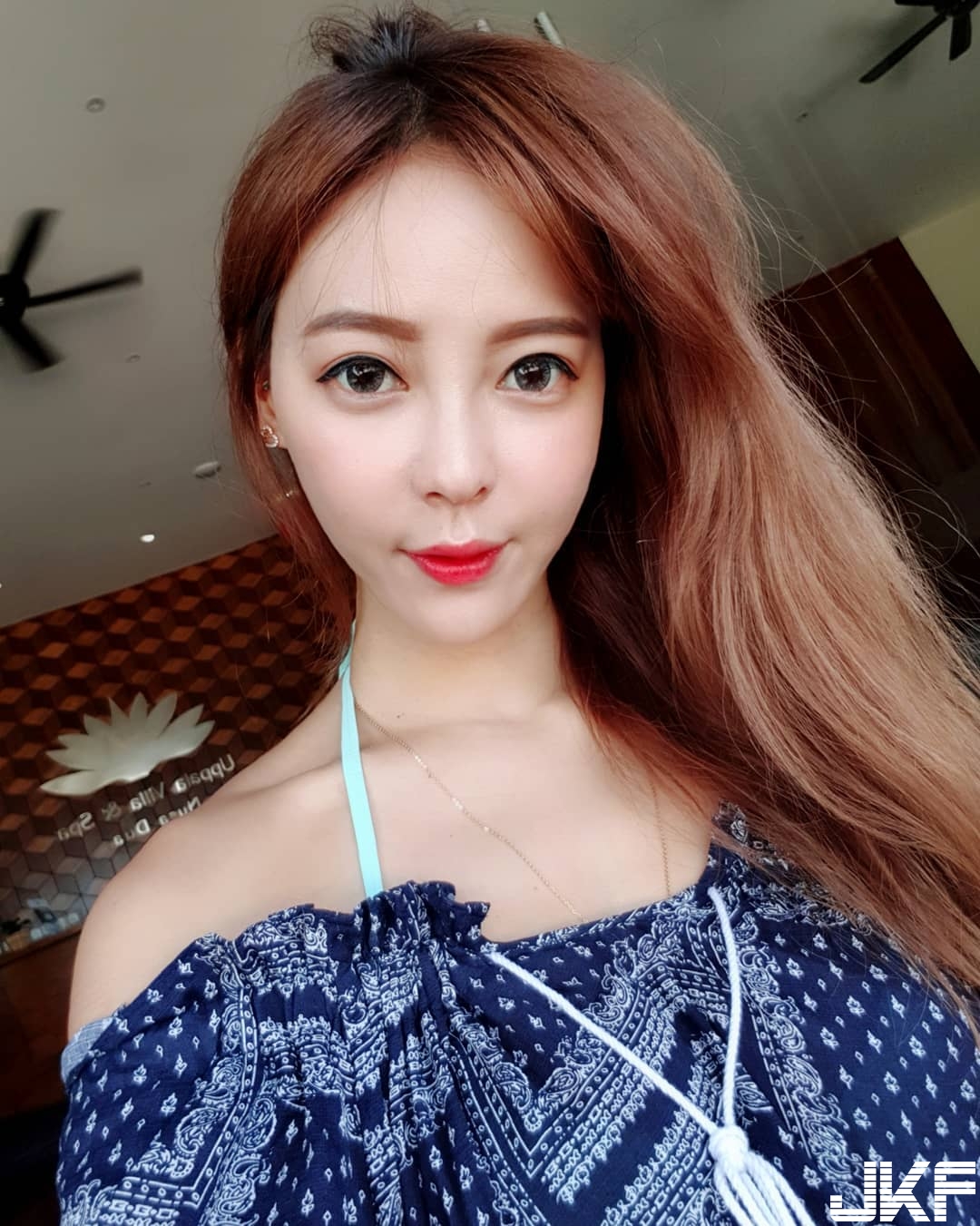妹子夾帶「渾圓乳球」過人奶量要擠爆背心！胸前深溝讓人鼻血快要止不住啦！