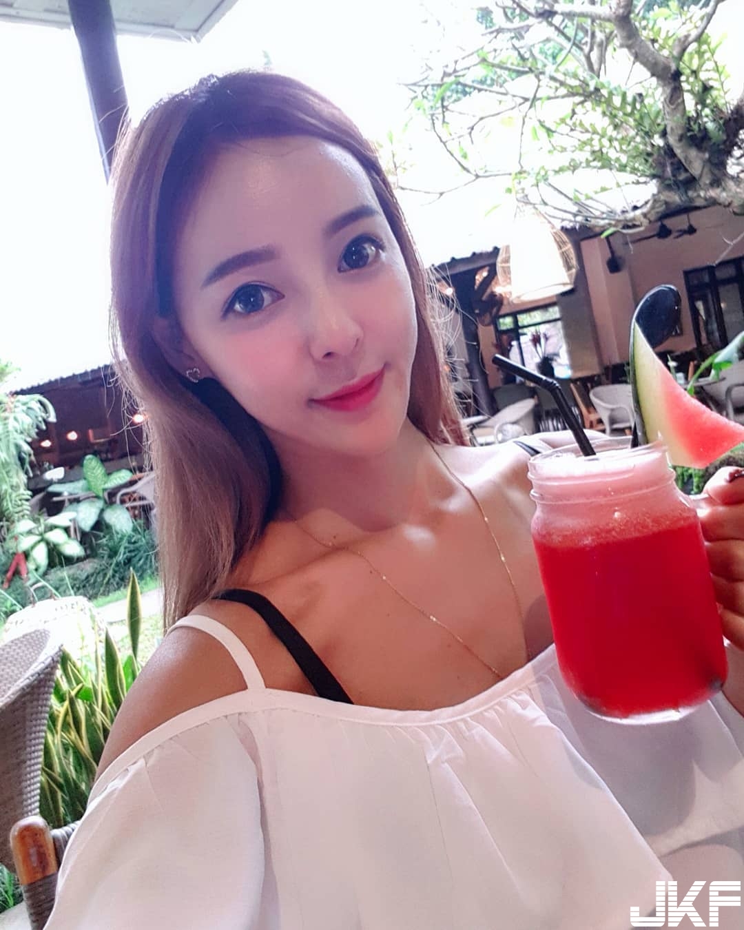 妹子夾帶「渾圓乳球」過人奶量要擠爆背心！胸前深溝讓人鼻血快要止不住啦！
