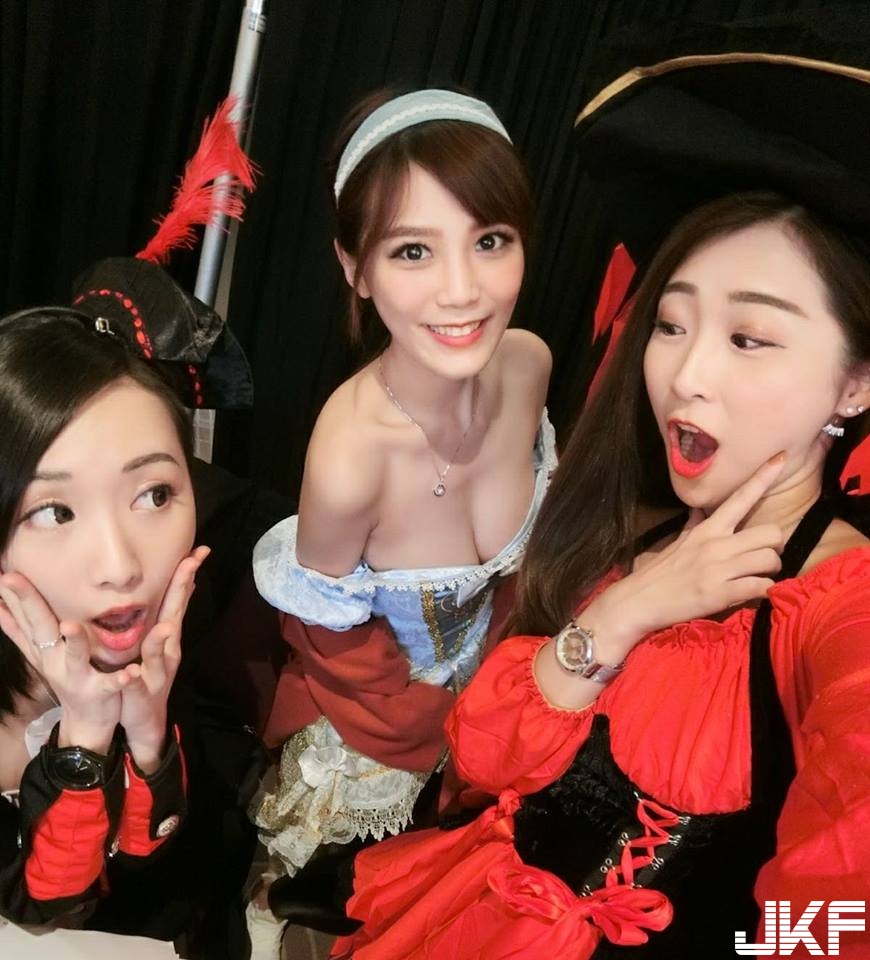大人最愛的「爆乳 Kitty」！綁帶洋裝讓豪放美乳出來透氣，繩子一鬆就是最美好的意外！