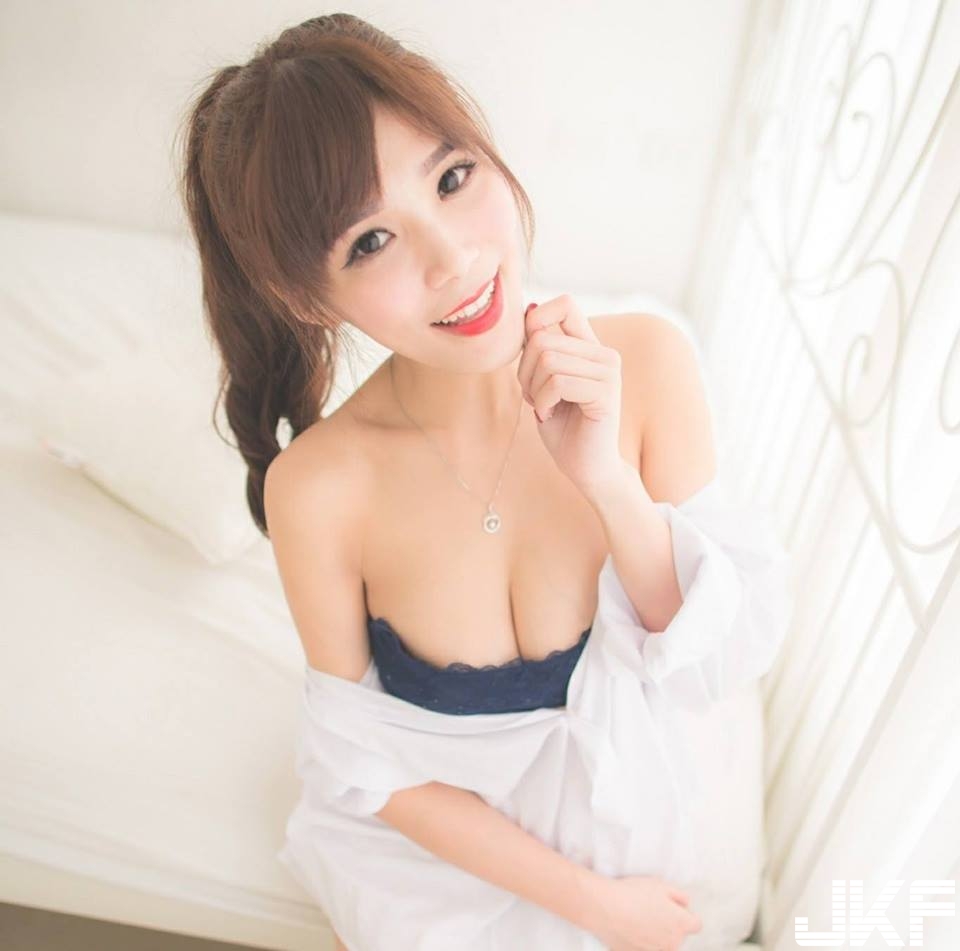大人最愛的「爆乳 Kitty」！綁帶洋裝讓豪放美乳出來透氣，繩子一鬆就是最美好的意外！