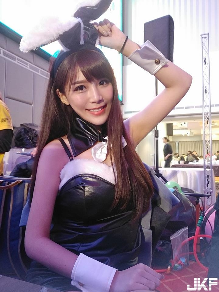 大人最愛的「爆乳 Kitty」！綁帶洋裝讓豪放美乳出來透氣，繩子一鬆就是最美好的意外！