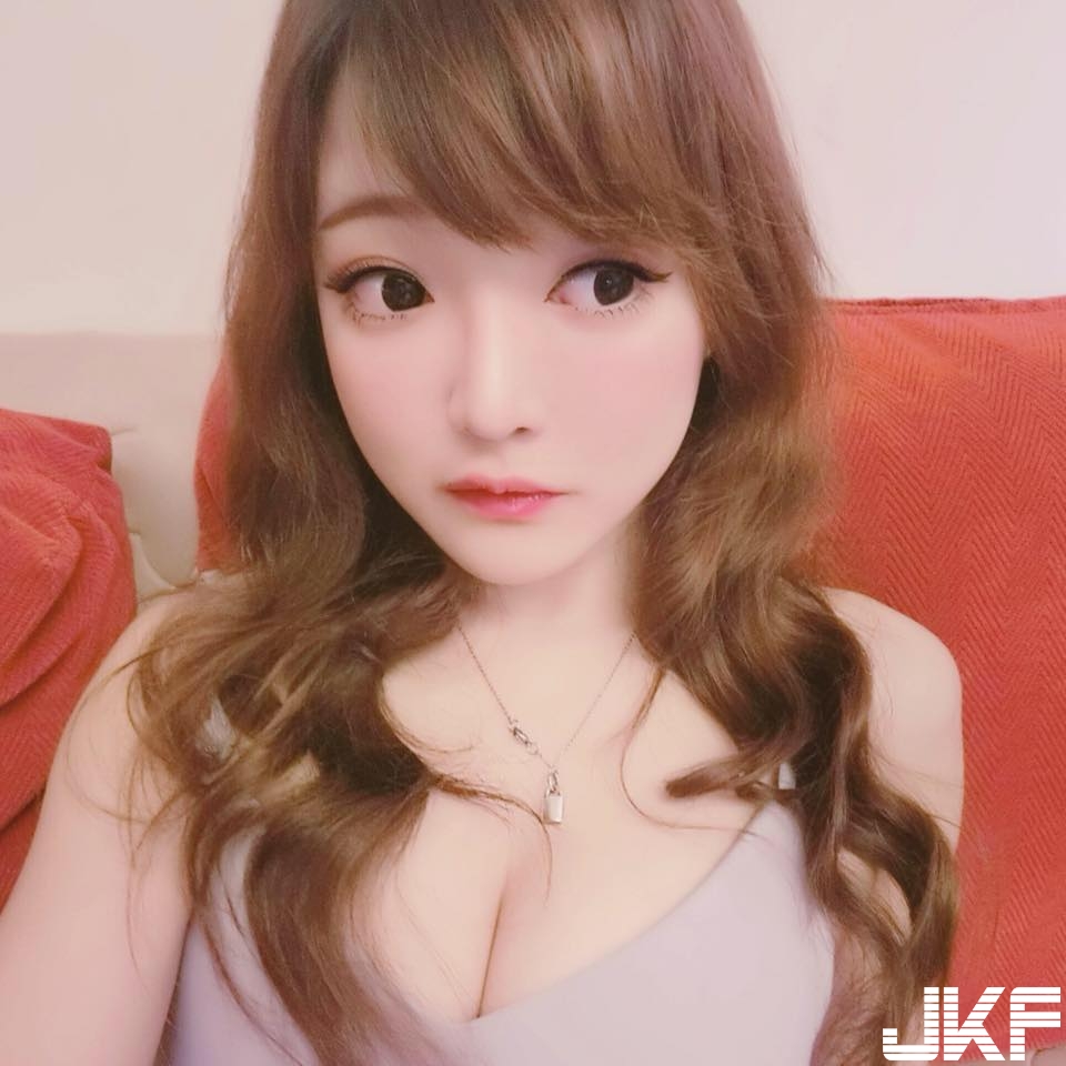 超級背殺「Ｅ奶實況主」，穿著大挖背洋裝開台，都要讓粉絲受不了了！
