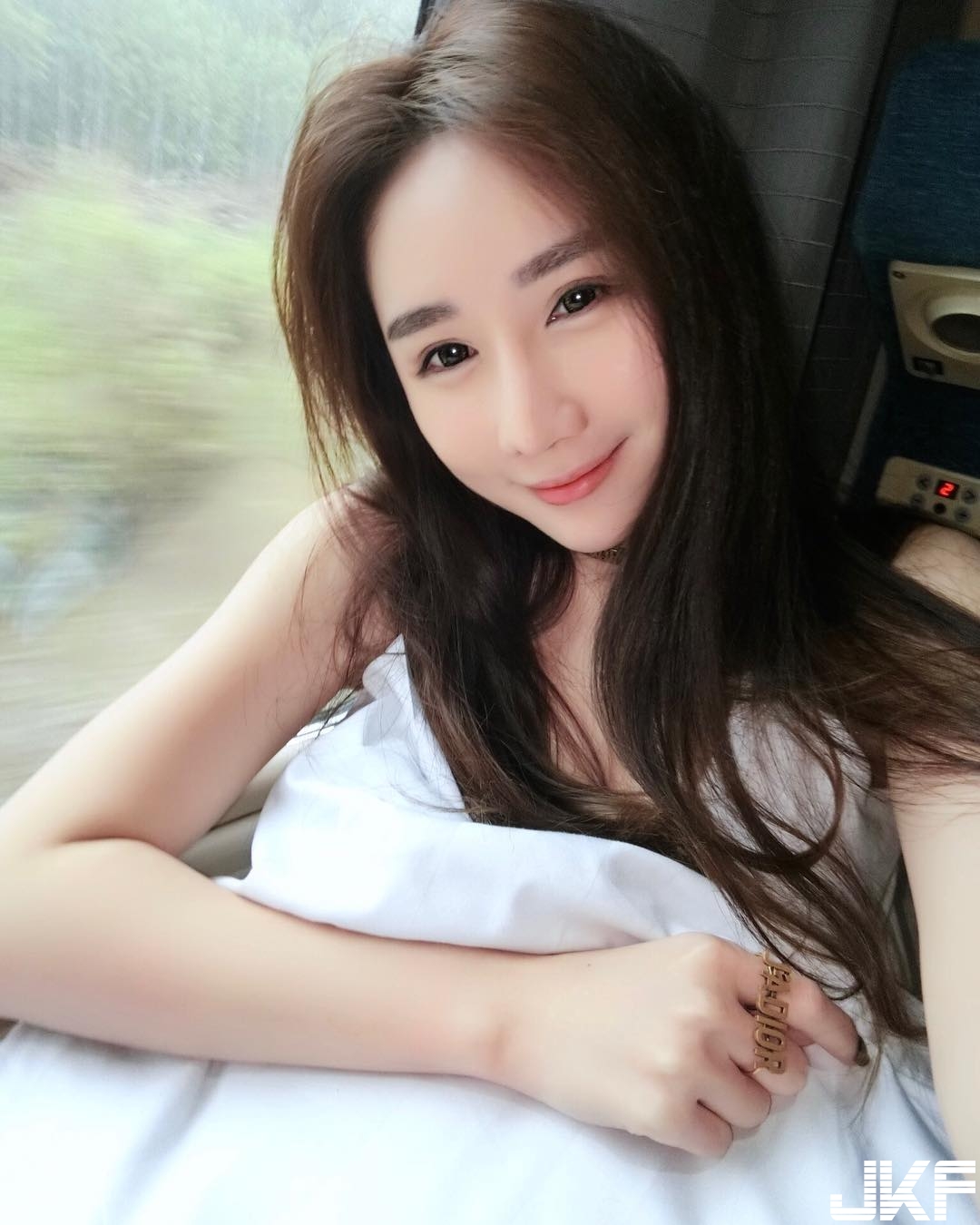 雪藏奶奶才不會壞！美乳正妹雪地裡「中路大開」冰凍奶球永保新鮮！
