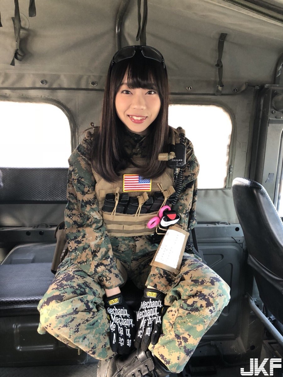 最性感貓女「爆乳求收編」！大露壓迫力十足的巨乳身材　雙乳球份量太過火！