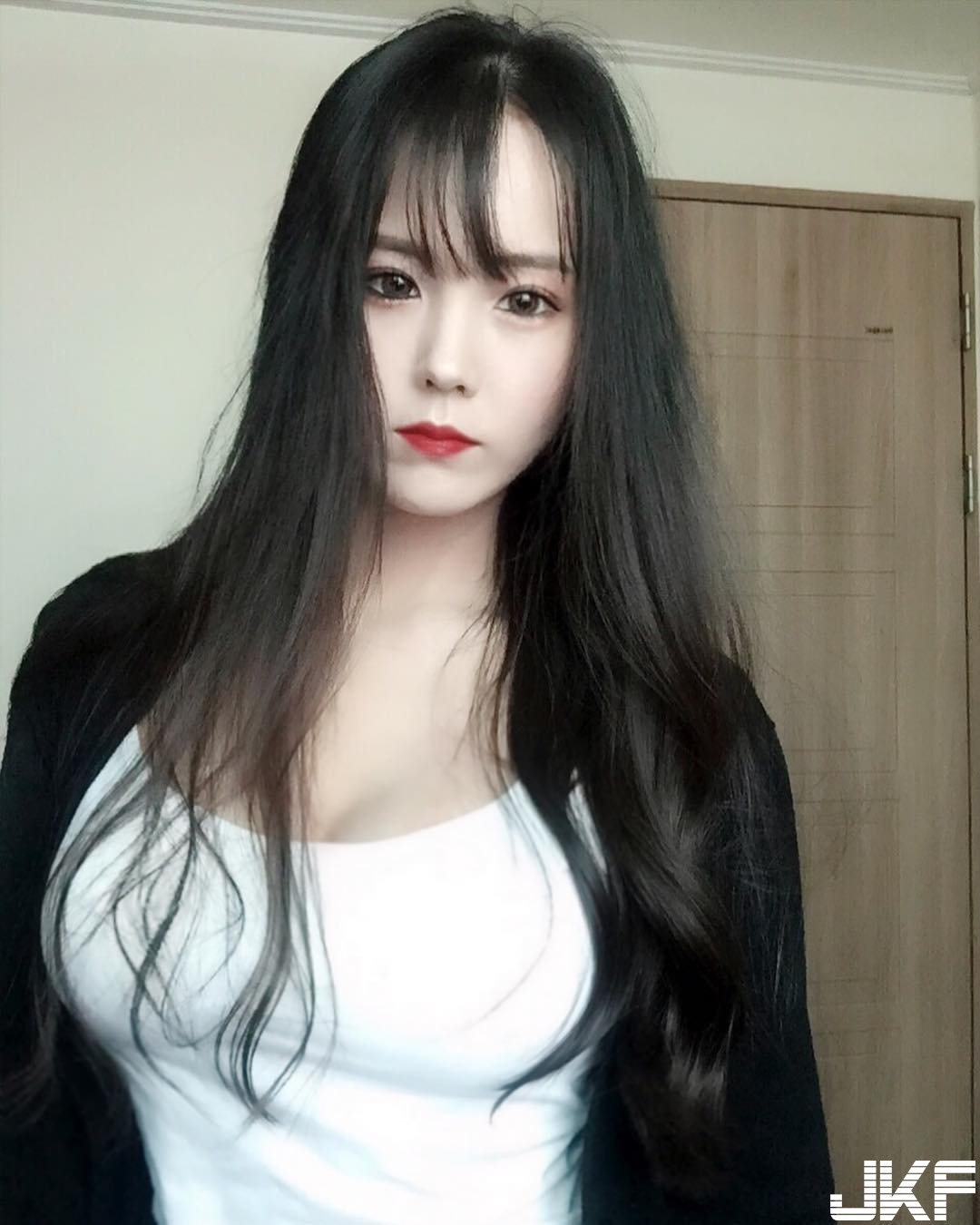 震撼畫面！妹子自備「渾圓導彈」威力無窮一手無法掌握，逼人掏槍防衛！