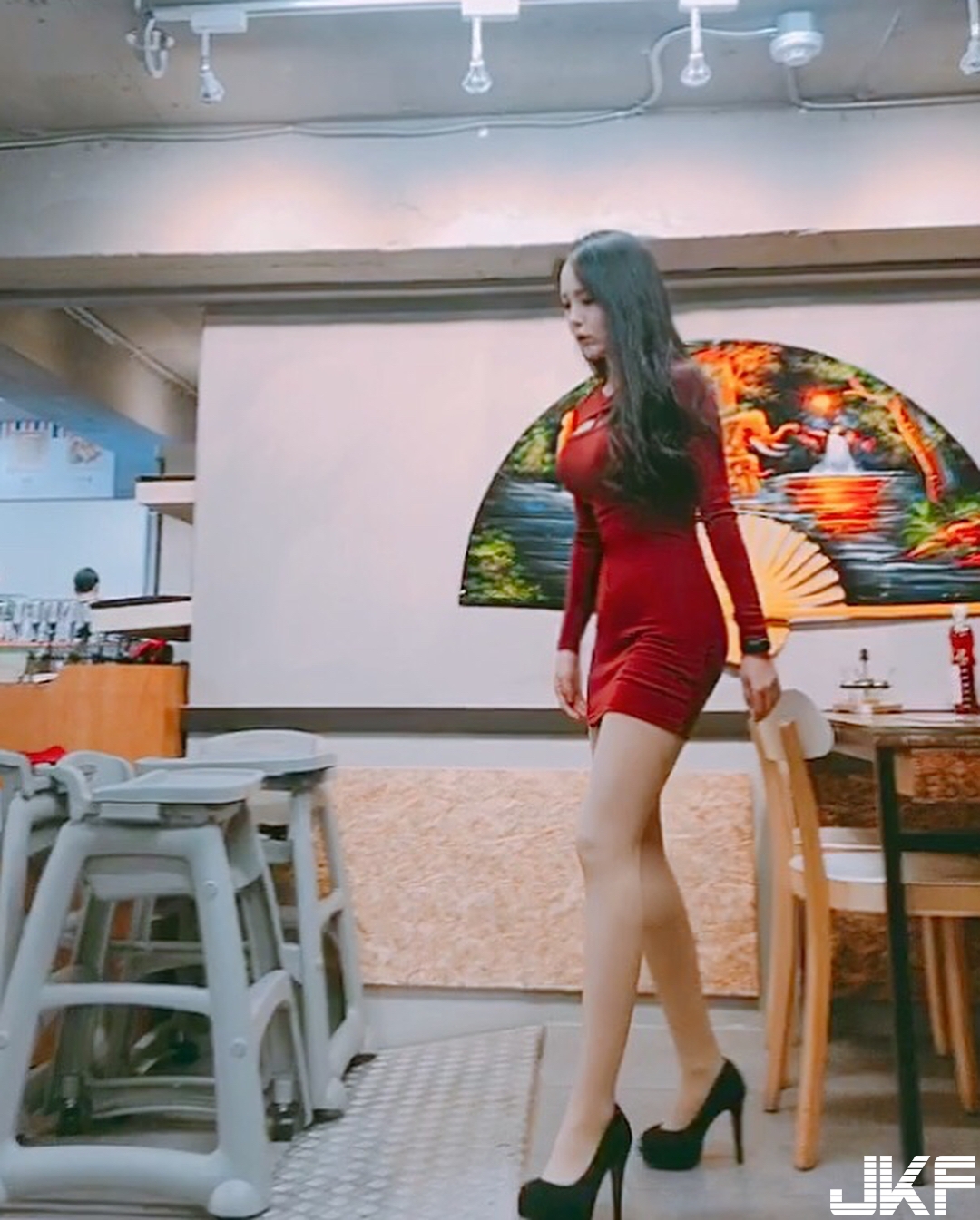 震撼畫面！妹子自備「渾圓導彈」威力無窮一手無法掌握，逼人掏槍防衛！