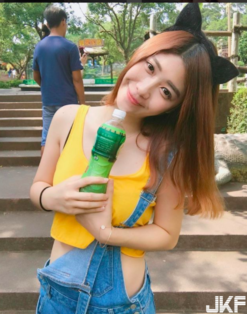 公園捕獲「白嫩大奶正妹」！臉蛋的氣質100分奶奶卻兇到不行 網：奶神！