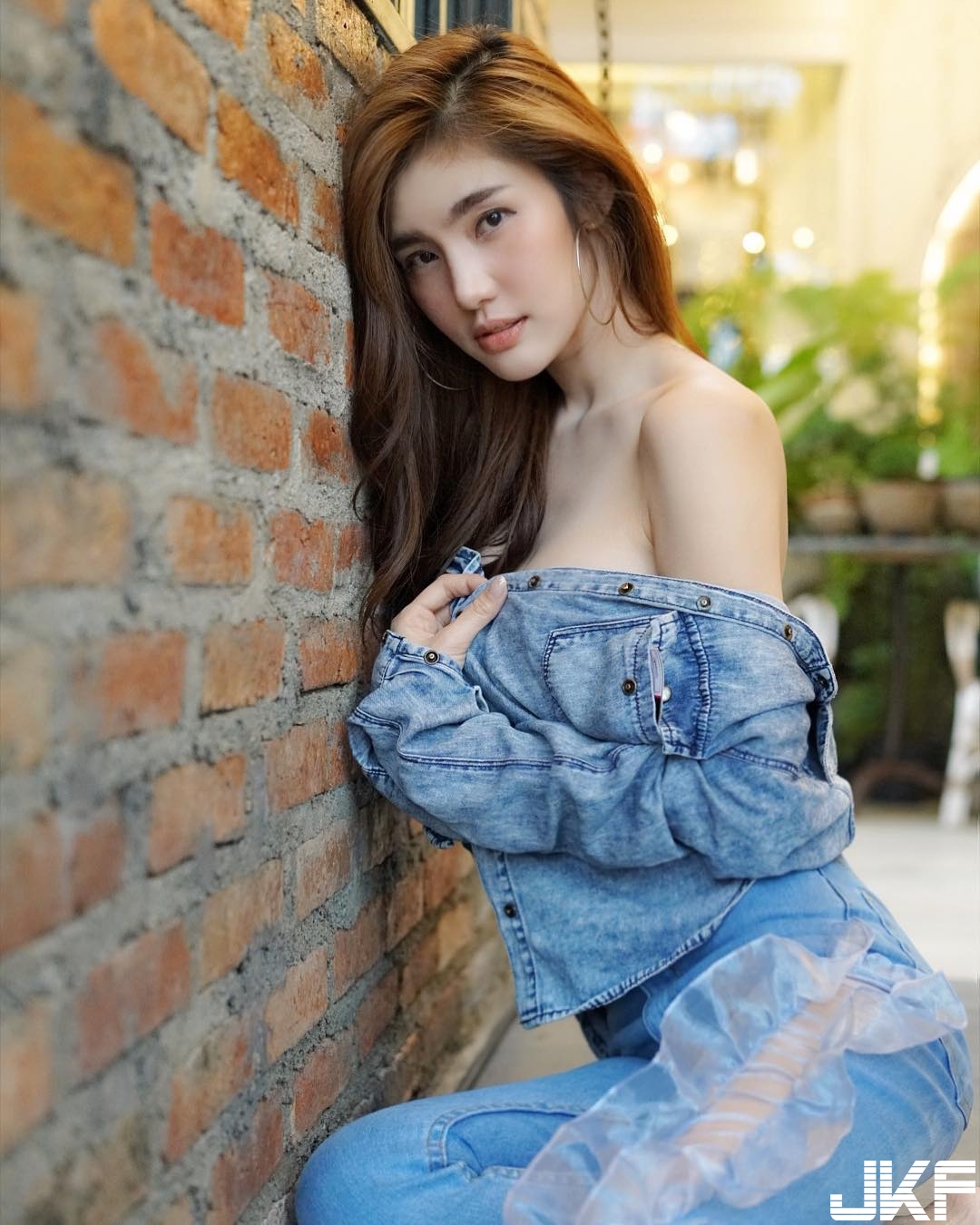 G奶辣車模「霸氣側露」渾圓飽滿！邪惡「白皙大乳球」大膽從旁探頭見客！