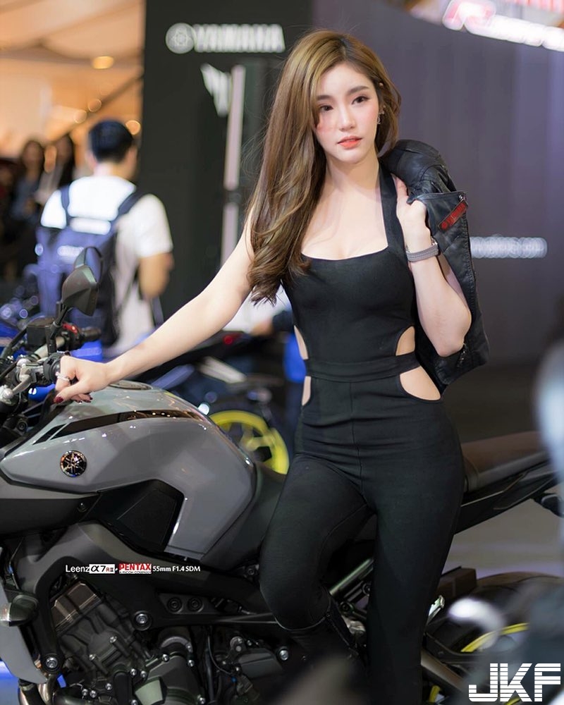 G奶辣車模「霸氣側露」渾圓飽滿！邪惡「白皙大乳球」大膽從旁探頭見客！