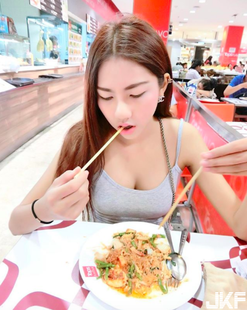 姊姊好壞！「E奶爆乳妹」白皙半球太邪惡啦！超誘惑的「美奶視角」讓人血脈噴張…