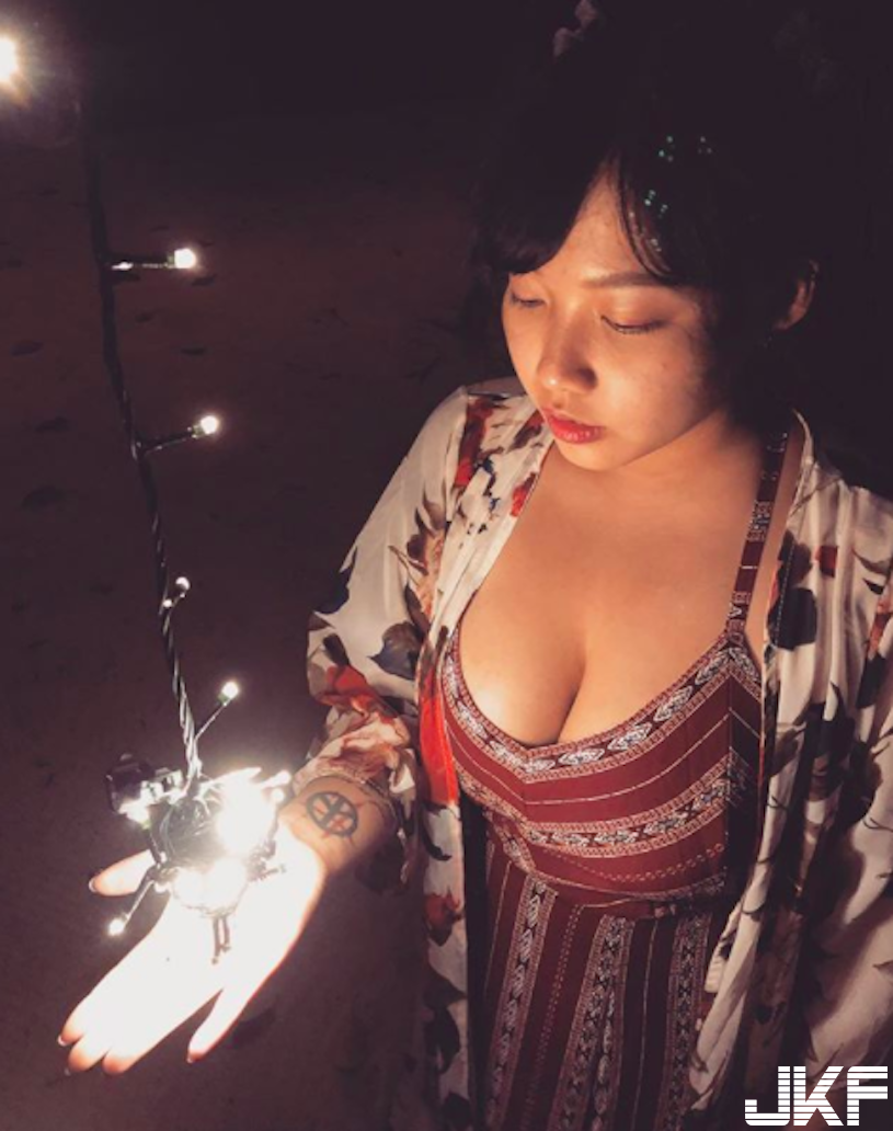 美乳畫面太猛！正妹「火辣福利」讓人受不了，傳送門裡都是「爆乳視角」！
