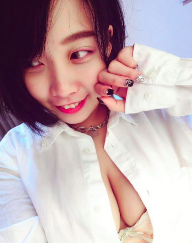 美乳畫面太猛！正妹「火辣福利」讓人受不了，傳送門裡都是「爆乳視角」！