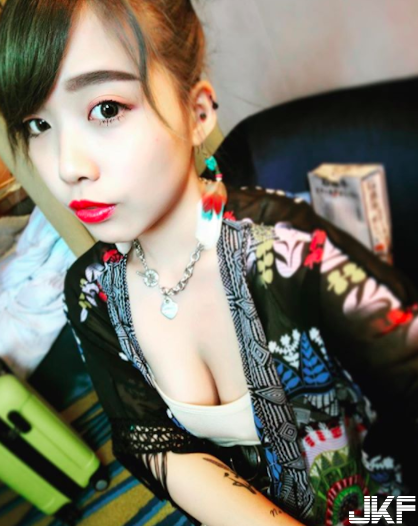 美乳畫面太猛！正妹「火辣福利」讓人受不了，傳送門裡都是「爆乳視角」！