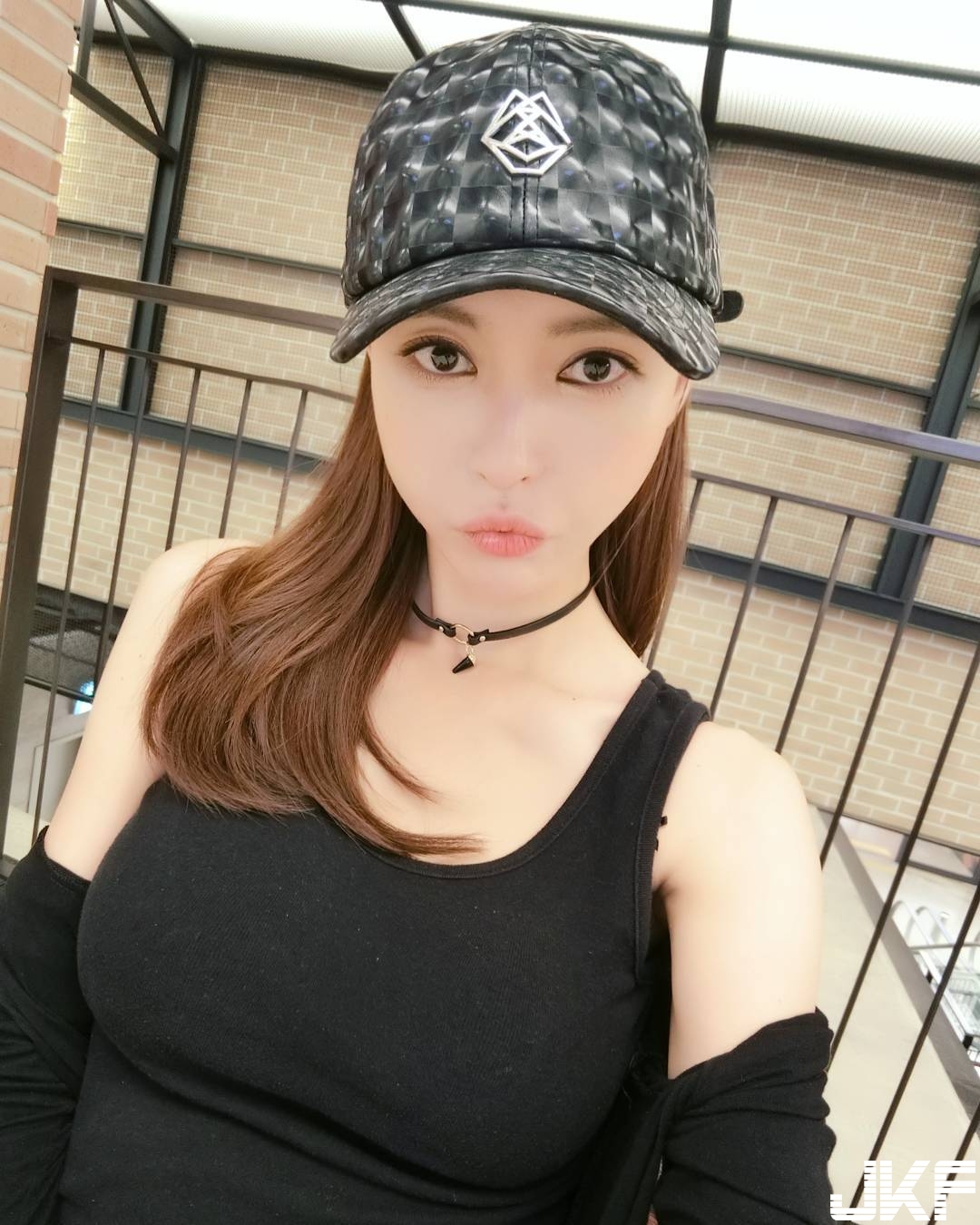 畫面衝擊！正妹胸前挖空「渾圓乳球」險掉出，中路大開「深邃奶溝」乍現