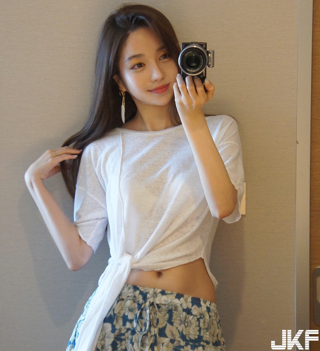 妹子「乳動全身」白色背心緊貼形狀明顯，「圓潤翹臀」不斷晃動，震撼力十足！