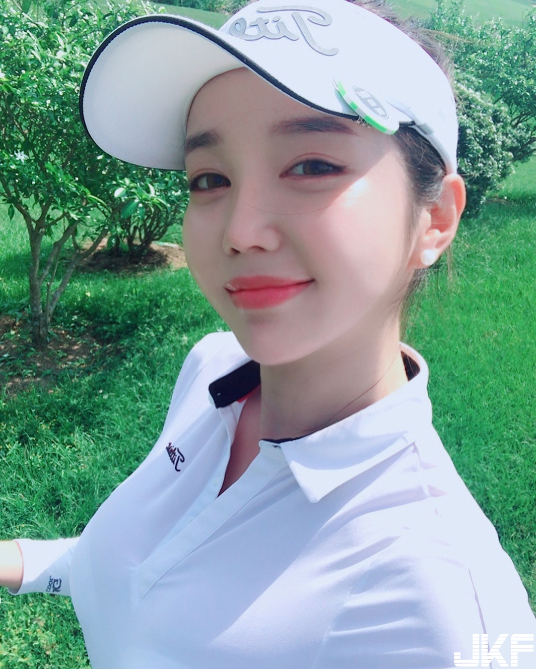 妹子「乳動全身」白色背心緊貼形狀明顯，「圓潤翹臀」不斷晃動，震撼力十足！