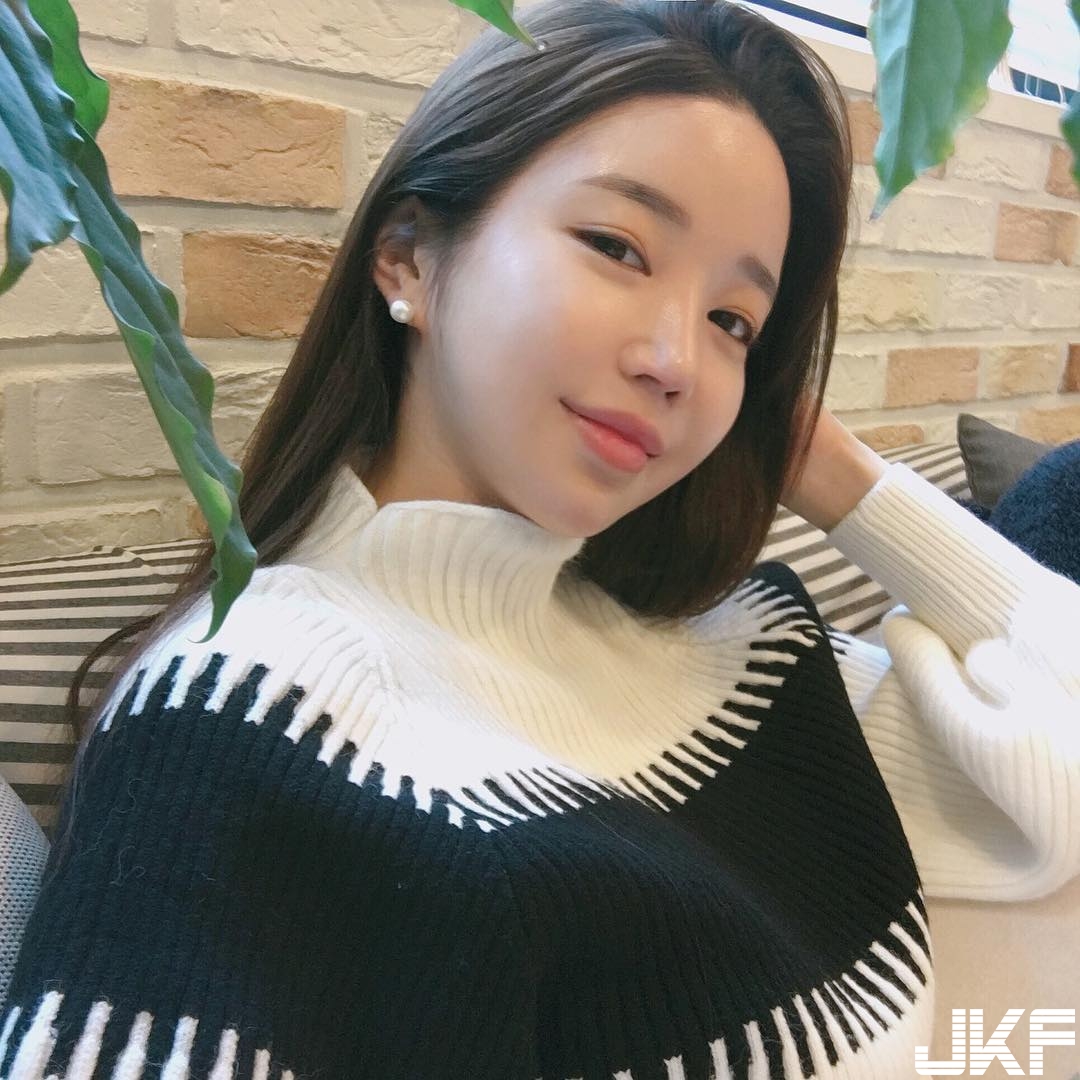 妹子「乳動全身」白色背心緊貼形狀明顯，「圓潤翹臀」不斷晃動，震撼力十足！