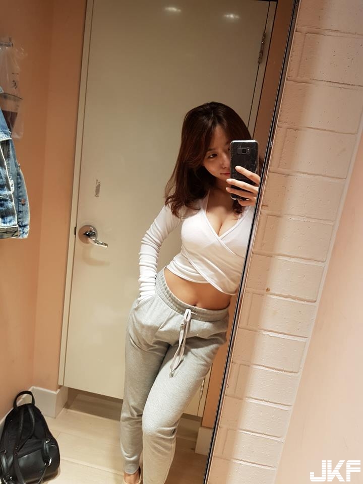 長輩太兇啦！正妹鏡前自拍「白色巨乳」，惹火尺寸令人衝動！
