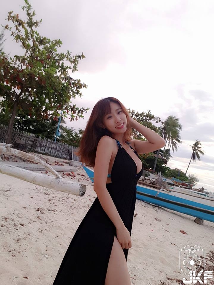 長輩太兇啦！正妹鏡前自拍「白色巨乳」，惹火尺寸令人衝動！
