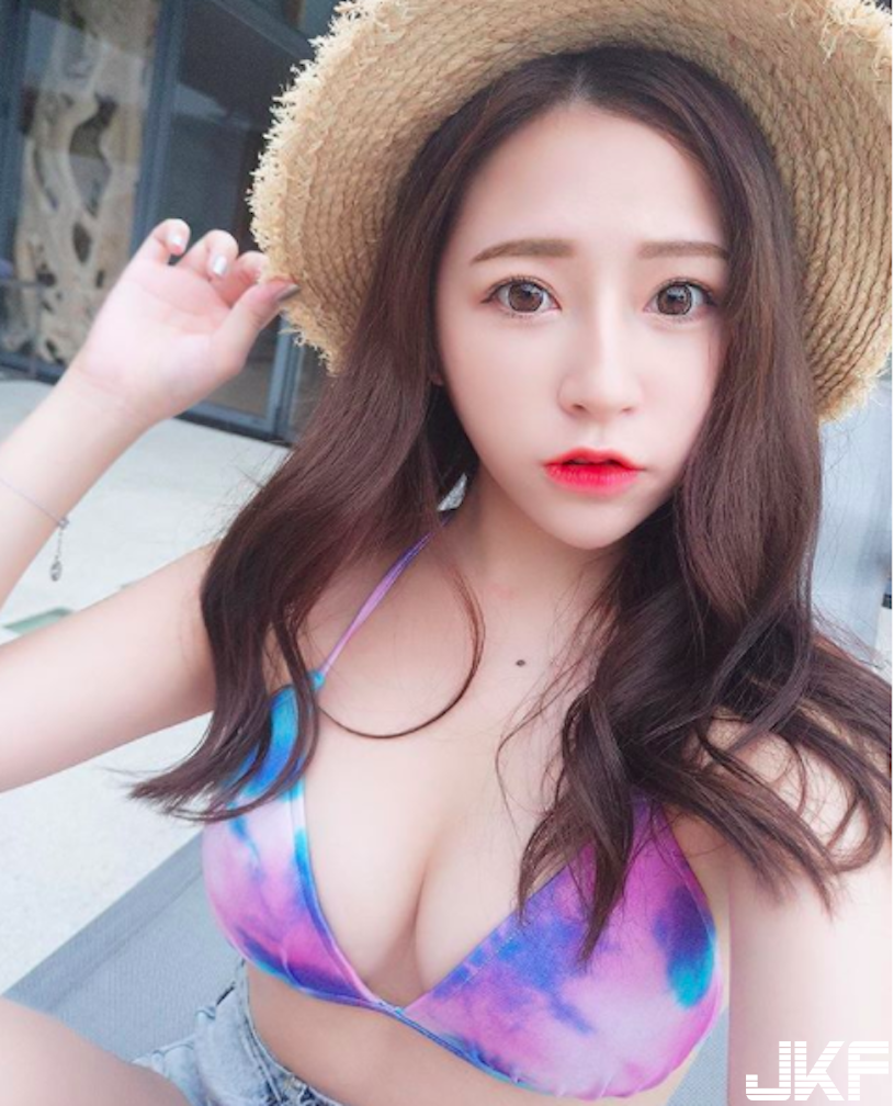 正妹「性感北半球」超震撼，「超邪惡低胸誘惑」讓人受不了！