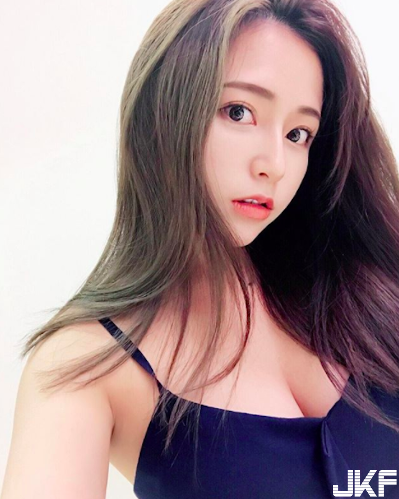 正妹「性感北半球」超震撼，「超邪惡低胸誘惑」讓人受不了！