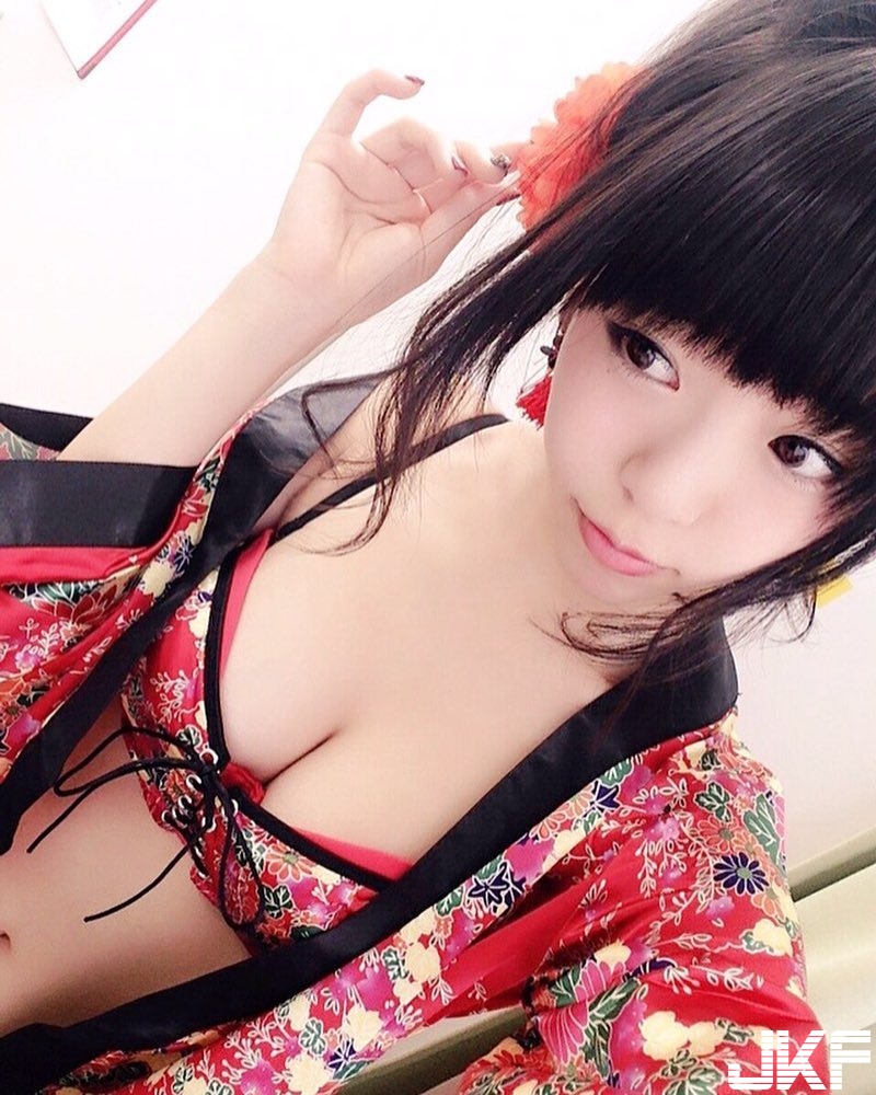 「殺童貞毛衣」再出江湖！正妹擁有連最強戰袍也遮掩不住的「超爆乳量」！