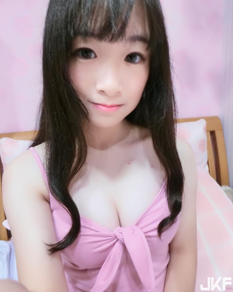 超迷你「巨乳小隻馬」只有18歲！未熟音樂才女已是「完熟身材」！