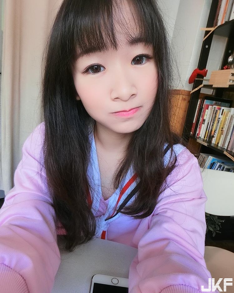 超迷你「巨乳小隻馬」只有18歲！未熟音樂才女已是「完熟身材」！