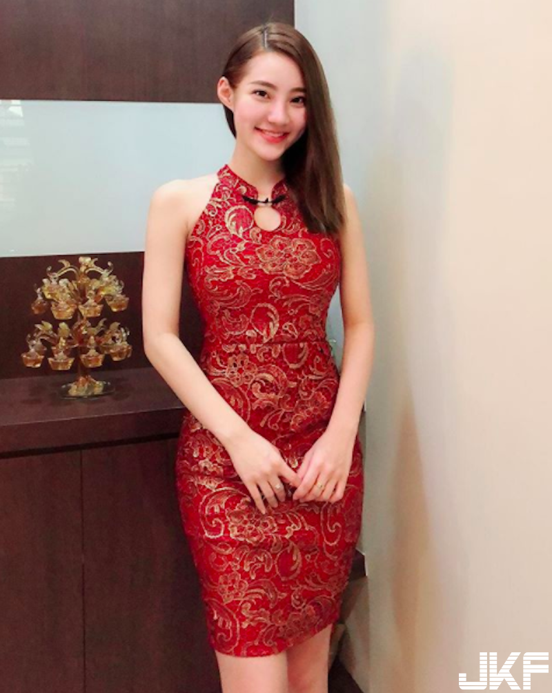 吃元宵啦！大馬正妹「飽滿大湯圓」快滿出來！泳衣中路開開「雪白雙峰」邀你共賞！