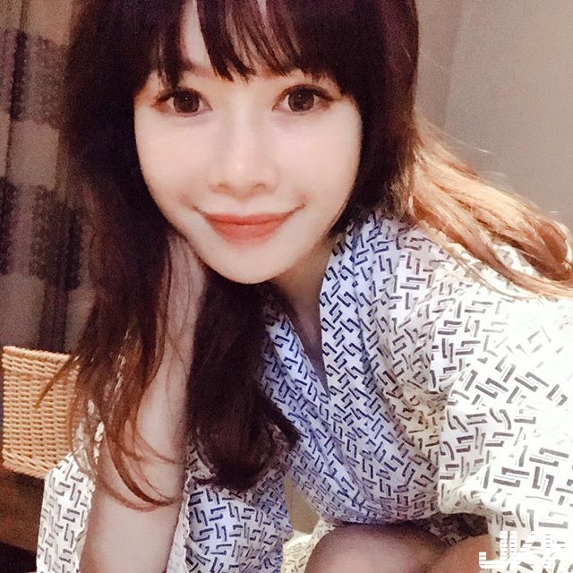 華航天菜！空姐「Jolina」高顏值＋豐沛乳量＋逆天長腿：想暴動了！