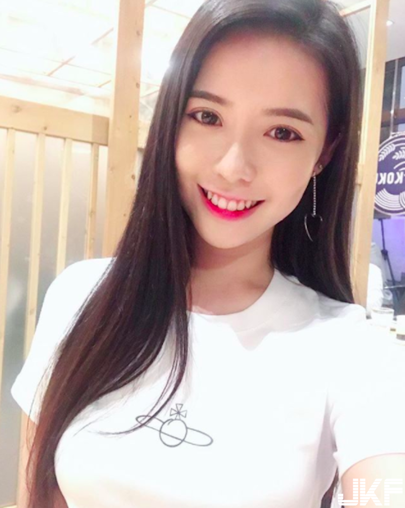 美乳正妹吃冰淇淋「畫面超養眼」，穿低胸裝「飽滿視角」更是辣到極點！