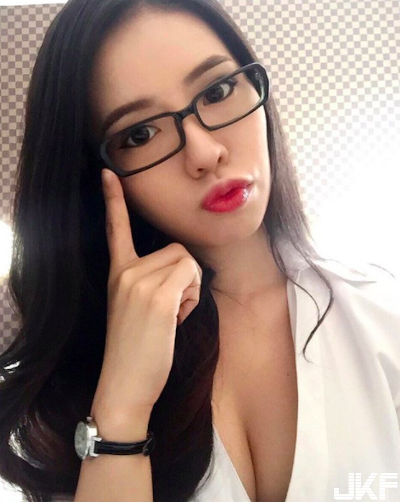 美乳正妹吃冰淇淋「畫面超養眼」，穿低胸裝「飽滿視角」更是辣到極點！