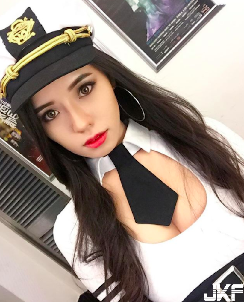 美乳正妹吃冰淇淋「畫面超養眼」，穿低胸裝「飽滿視角」更是辣到極點！