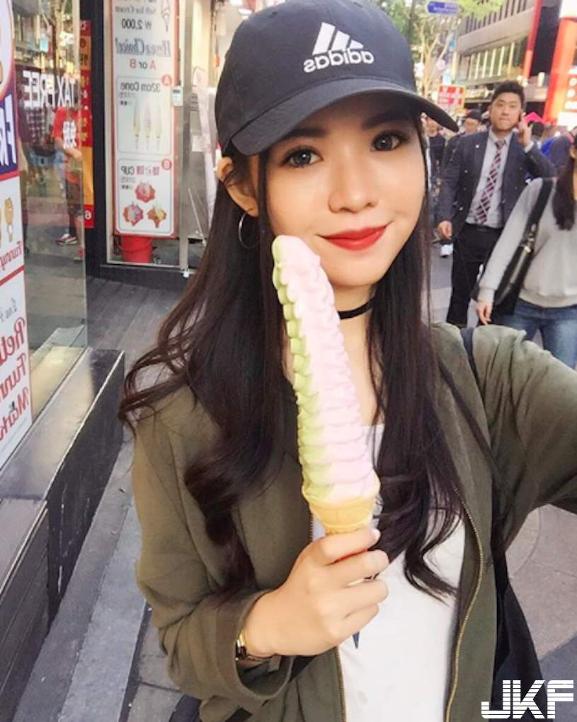美乳正妹吃冰淇淋「畫面超養眼」，穿低胸裝「飽滿視角」更是辣到極點！