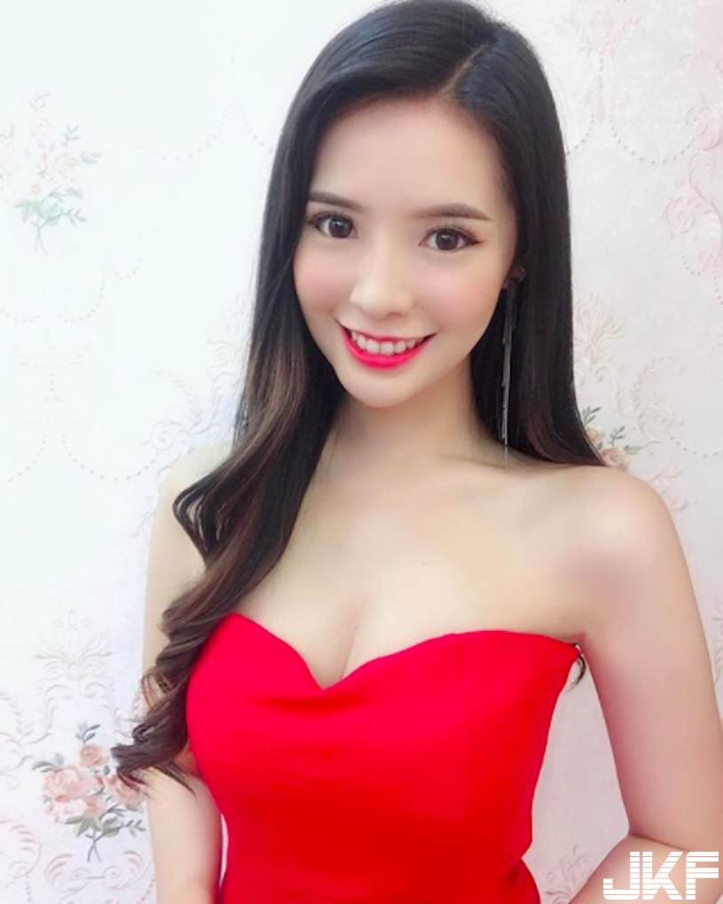 美乳正妹吃冰淇淋「畫面超養眼」，穿低胸裝「飽滿視角」更是辣到極點！