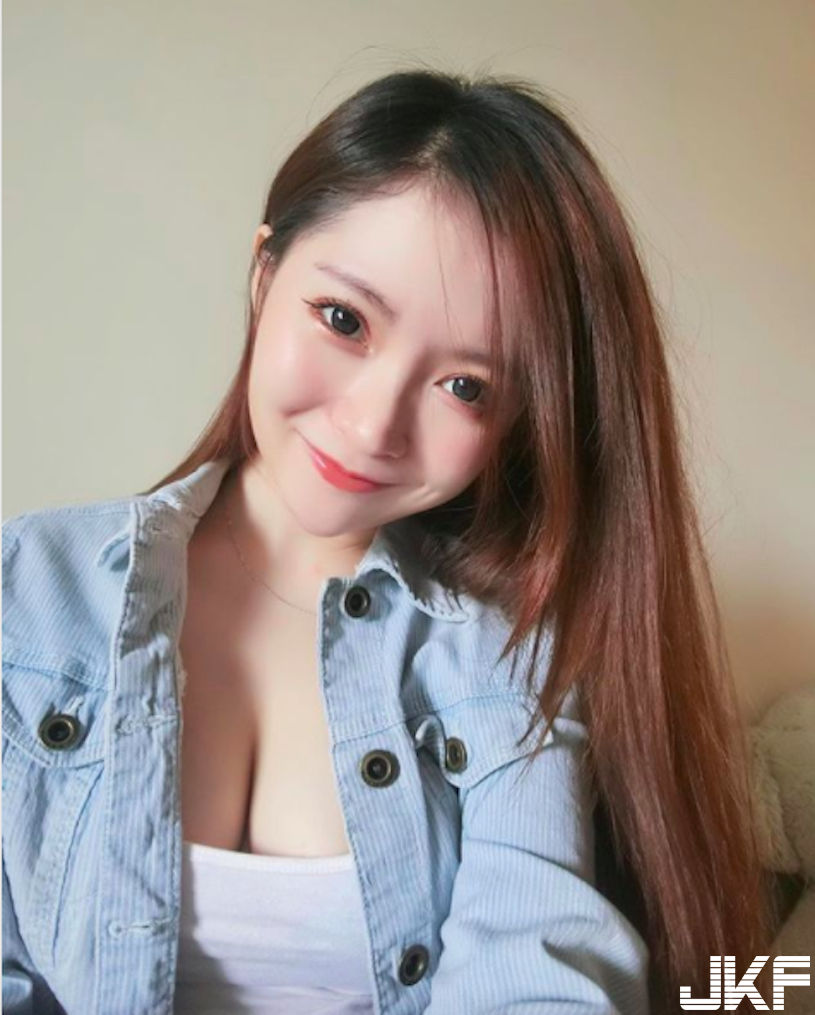 超胸！「極品美乳奶妹」低胸福利好害羞！滿滿的「誘惑畫面」視角太邪惡了…