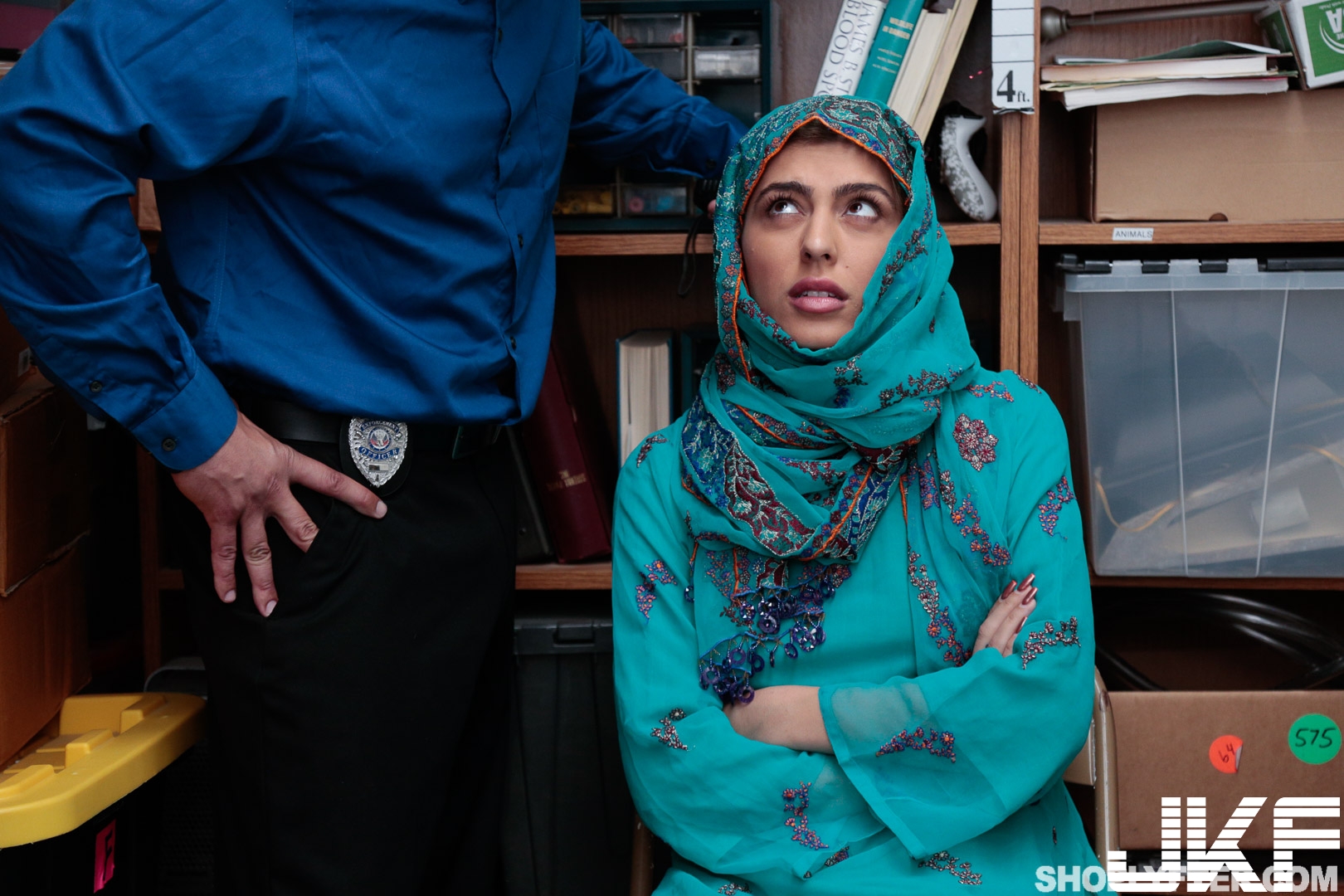Shoplyfter hijab