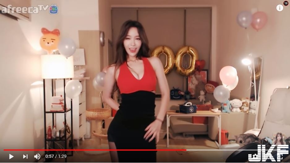 姐姐深V「渾圓巨乳」不斷晃動超挑逗！大爆「誘人奶球」回饋粉絲超有心！