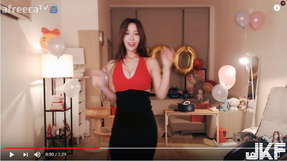 姐姐深V「渾圓巨乳」不斷晃動超挑逗！大爆「誘人奶球」回饋粉絲超有心！