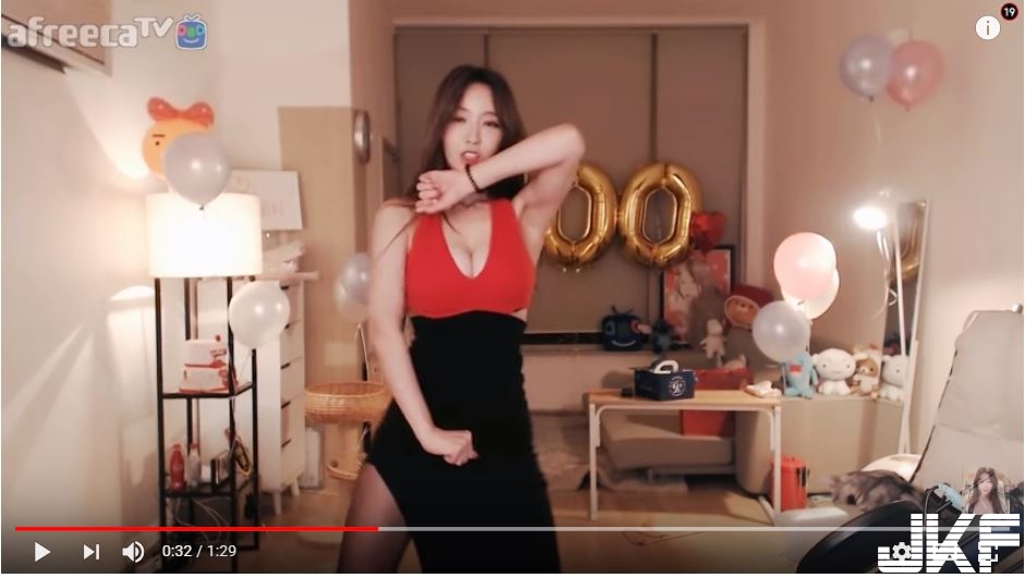 姐姐深V「渾圓巨乳」不斷晃動超挑逗！大爆「誘人奶球」回饋粉絲超有心！