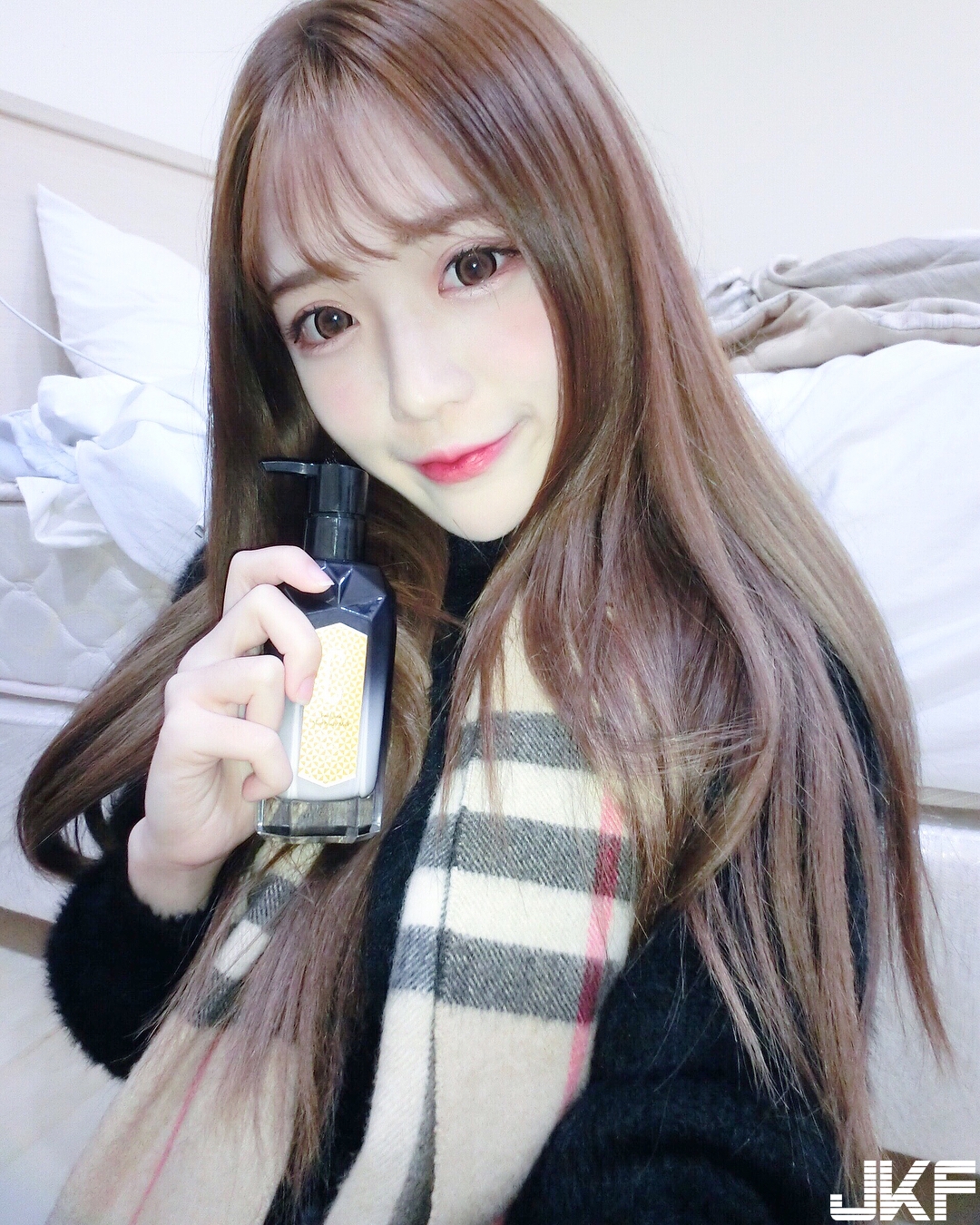 白嫩正妹衣服下「風景太美好」！輕輕拉開就「掉出長輩」，衣服穿不好94誘人！
