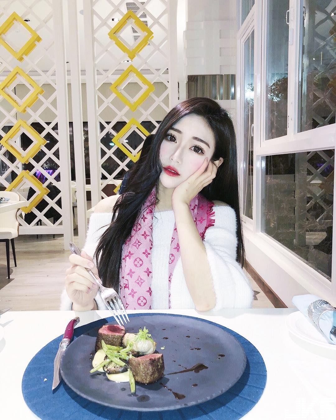 白嫩正妹衣服下「風景太美好」！輕輕拉開就「掉出長輩」，衣服穿不好94誘人！