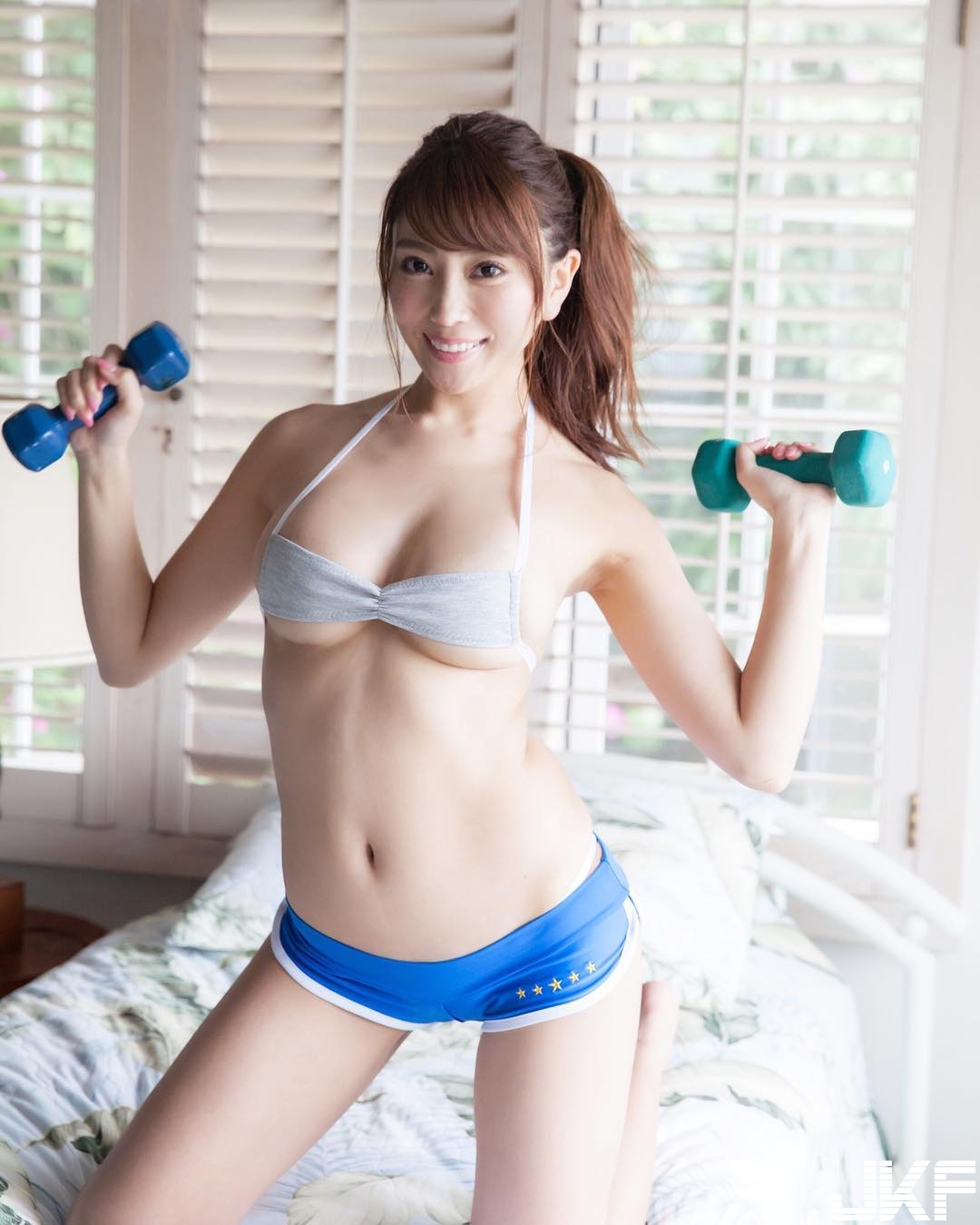 和同事開會無法專心！性感「正妹OL」低胸露深溝　飽滿乳球差點掉出！