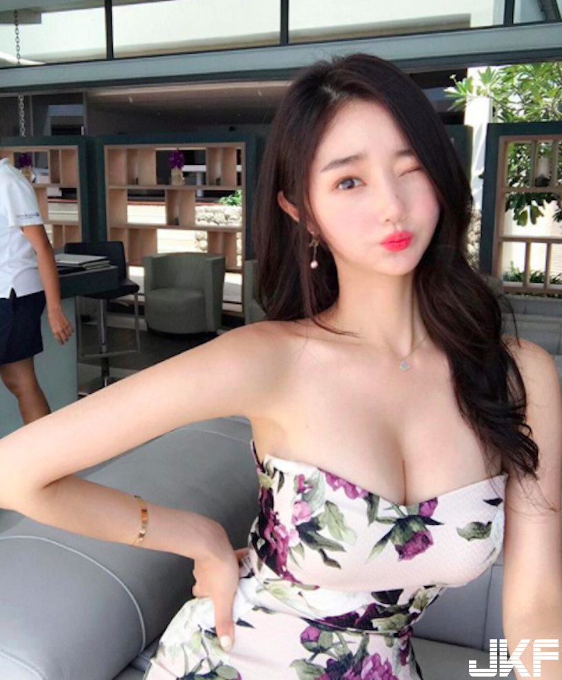 受不了！極品「E奶美胸正妹」白皙身材太挑逗！超誘惑「惹火乳照」讓人血脈噴張…