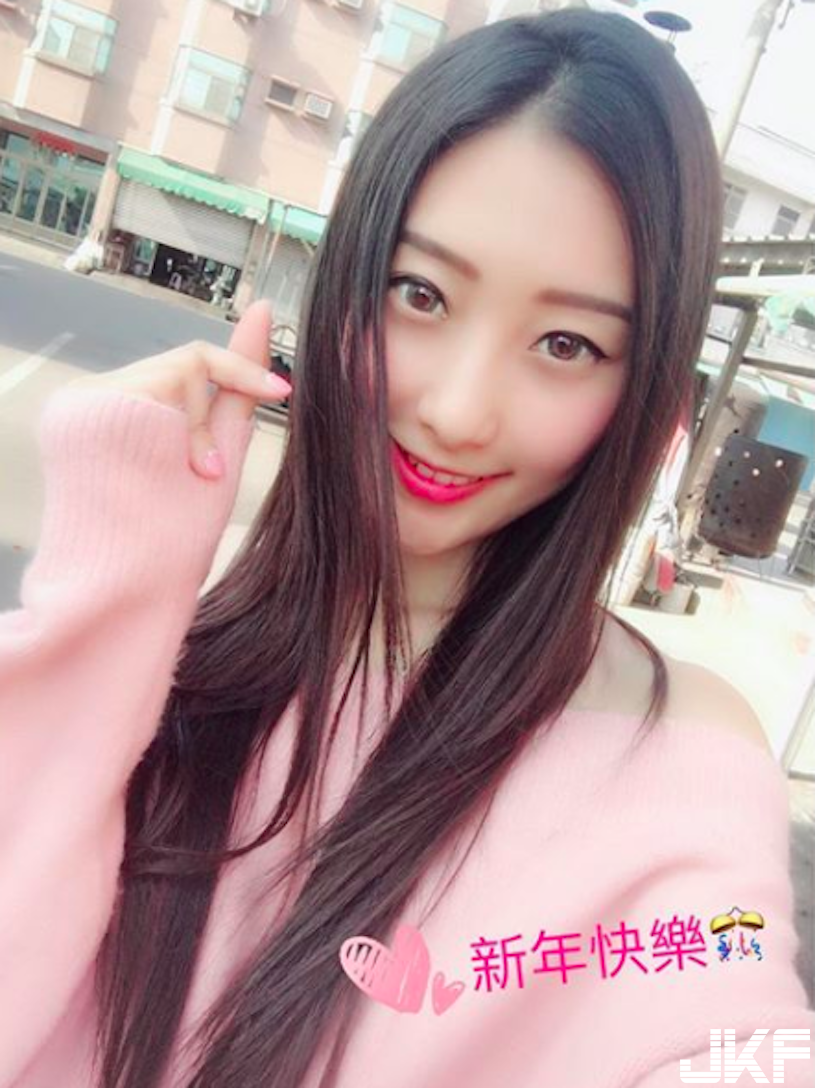 甜美直播主「酥胸好吸睛」！「白皙美肌」真的超犯規！