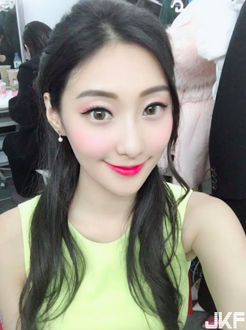 甜美直播主「酥胸好吸睛」！「白皙美肌」真的超犯規！