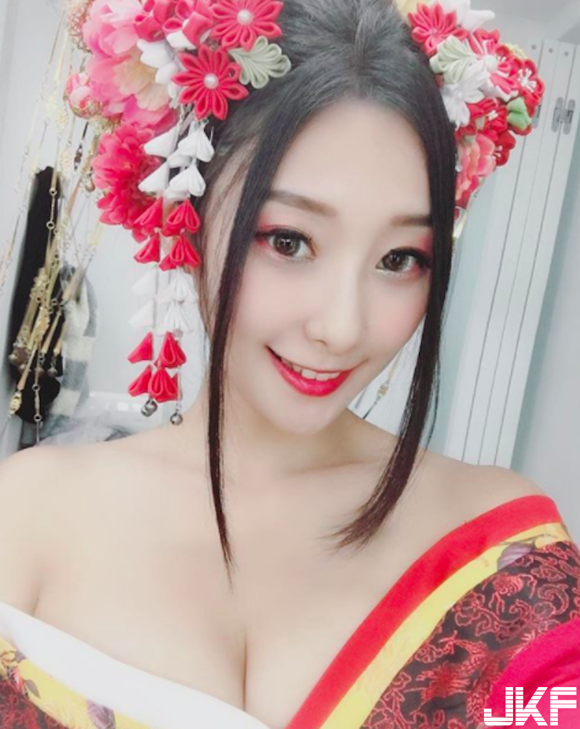 甜美直播主「酥胸好吸睛」！「白皙美肌」真的超犯規！